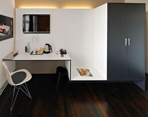 Single Room | Premium bedding, down comforters, memory foam beds, in-room safe - V8 Hotel Classic Motorworld Region Stuttgart (Boeblingen)
