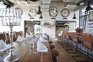 4 restaurantes; se sirve almuerzo y cena; cocina regional