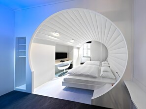 Premium bedding, down comforters, memory foam beds, in-room safe - V8 Hotel Classic Motorworld Region Stuttgart (Boeblingen)