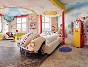 Premium bedding, down comforters, memory foam beds, in-room safe - V8 Hotel Classic Motorworld Region Stuttgart (Boeblingen)