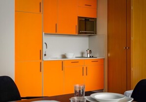 Caja fuerte, cortinas opacas, sistema de insonorización