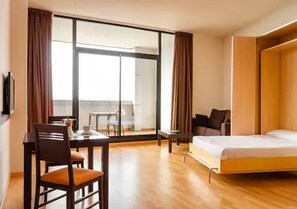 خزنة داخل الغرفة وستائر تعتيم وتجهيزات عازلة للصوت ومكواة/لوح كي