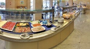 بوفيه فطور يوميًا بتكلفة قدرها (14 EUR للشخص)