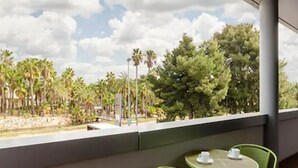 A balcony with a view of trees and a clear sky. - Aparthotel Wellness (Paterna)