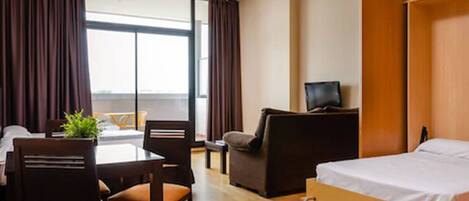 Caja fuerte, cortinas opacas, sistema de insonorización