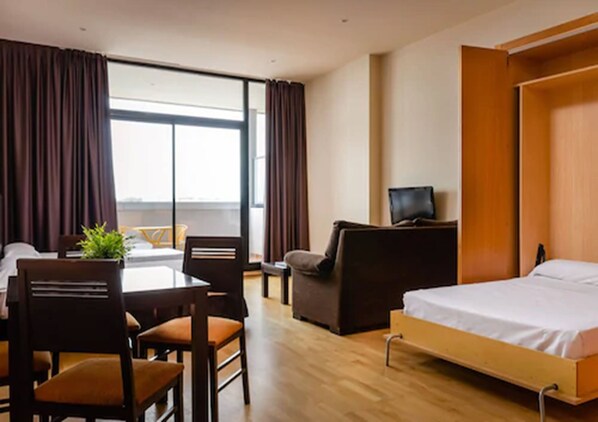 خزنة داخل الغرفة وستائر تعتيم وتجهيزات عازلة للصوت ومكواة/لوح كي