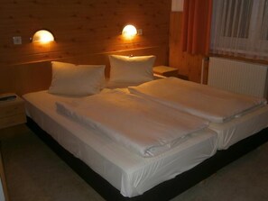 Cots/infant beds, rollaway beds, free WiFi, bed sheets - Hotel Haus Franziskus (Mariazell)