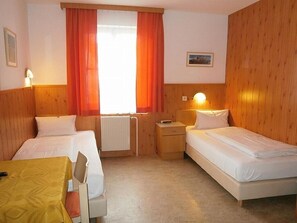 Berços, camas extras/dobráveis, Wi-Fi de cortesia, roupa de cama