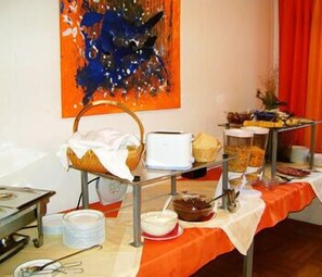 Café da manhã com buffet grátis todos os dias