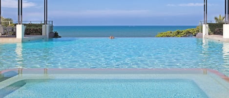 Una piscina al aire libre, tumbonas