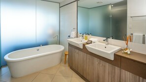 Penthouse, 3 Bedrooms, Ocean View | Bathroom - Vue Apartments Trinity Beach (Trinity Beach)