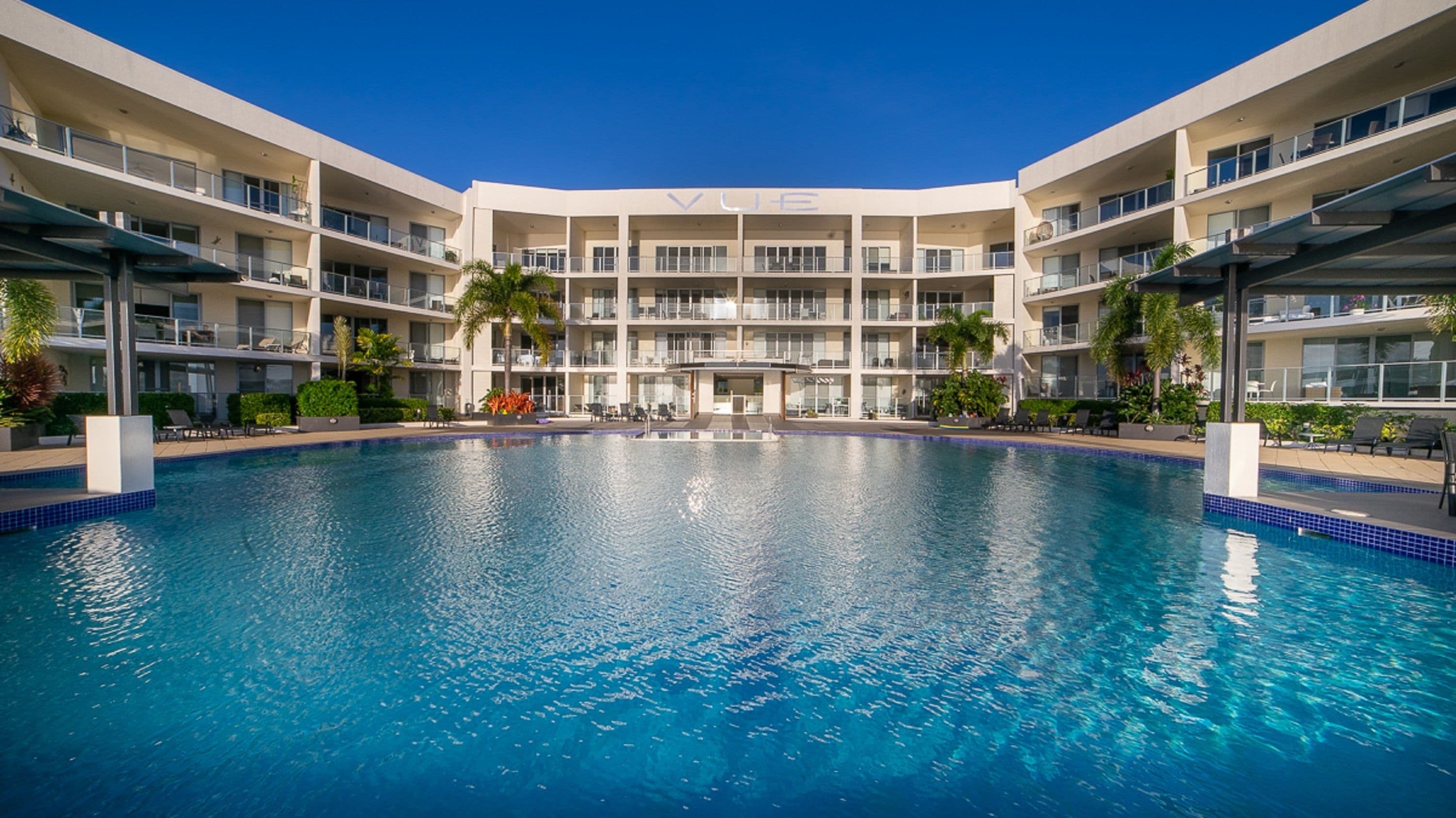 Piscine extérieure, chaises longues