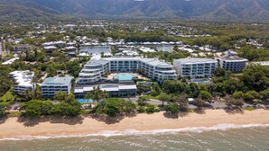 A resort with multiple buildings, a swimming pool, and a beach. - Vue Apartments Trinity Beach (Trinity Beach)