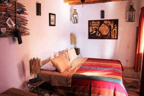 Driepersoonskamer | Een kluis op de kamer, individueel gedecoreerd, individueel gemeubileerd