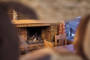 Mittagessen, lokale Küche, Speisen im Freien 