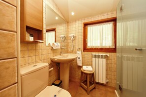 Apartment, 2 Bedrooms, River View | Bathroom | Shower, free toiletries, hair dryer, slippers - Apartaments La Neu (Llorts)