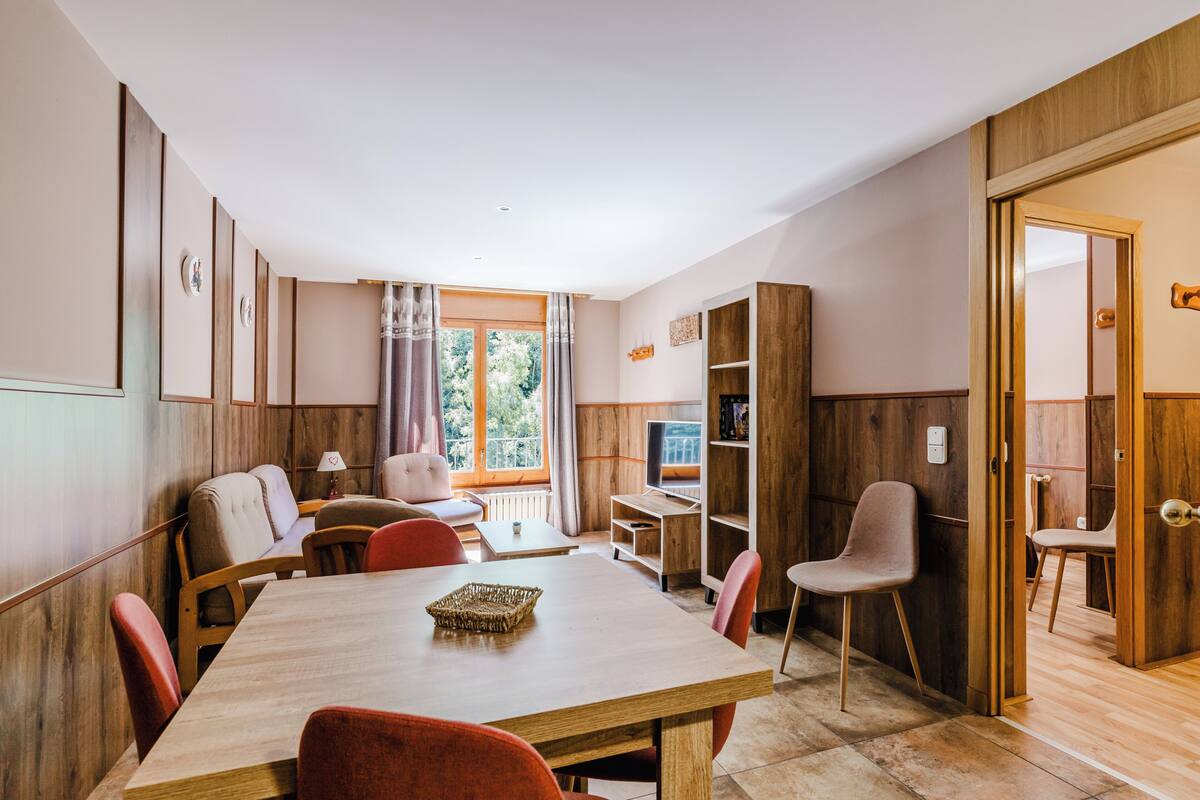 Appartement supérieur, 1 chambre | Aire de séjour | Téléviseur connecté de 32 po avec télévision par satellite