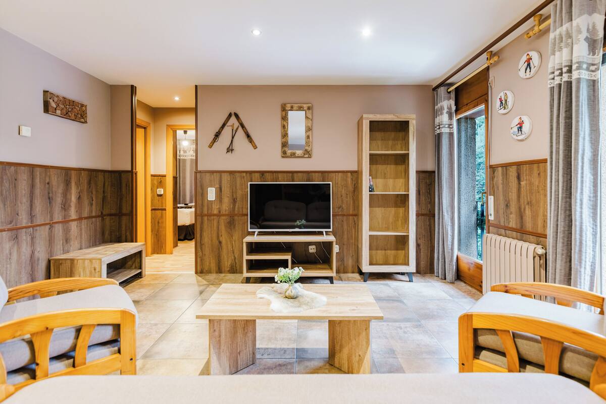 Appartement familial, 2 chambres | Aire de séjour | Téléviseur connecté de 32 po avec télévision par satellite