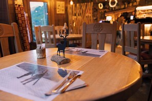 供应午餐，地方菜，室外就餐