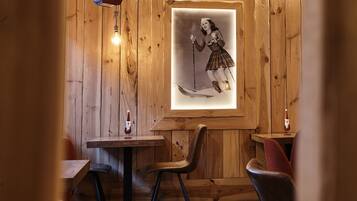 Der serveres frokost og lokale retter med udendørs servering