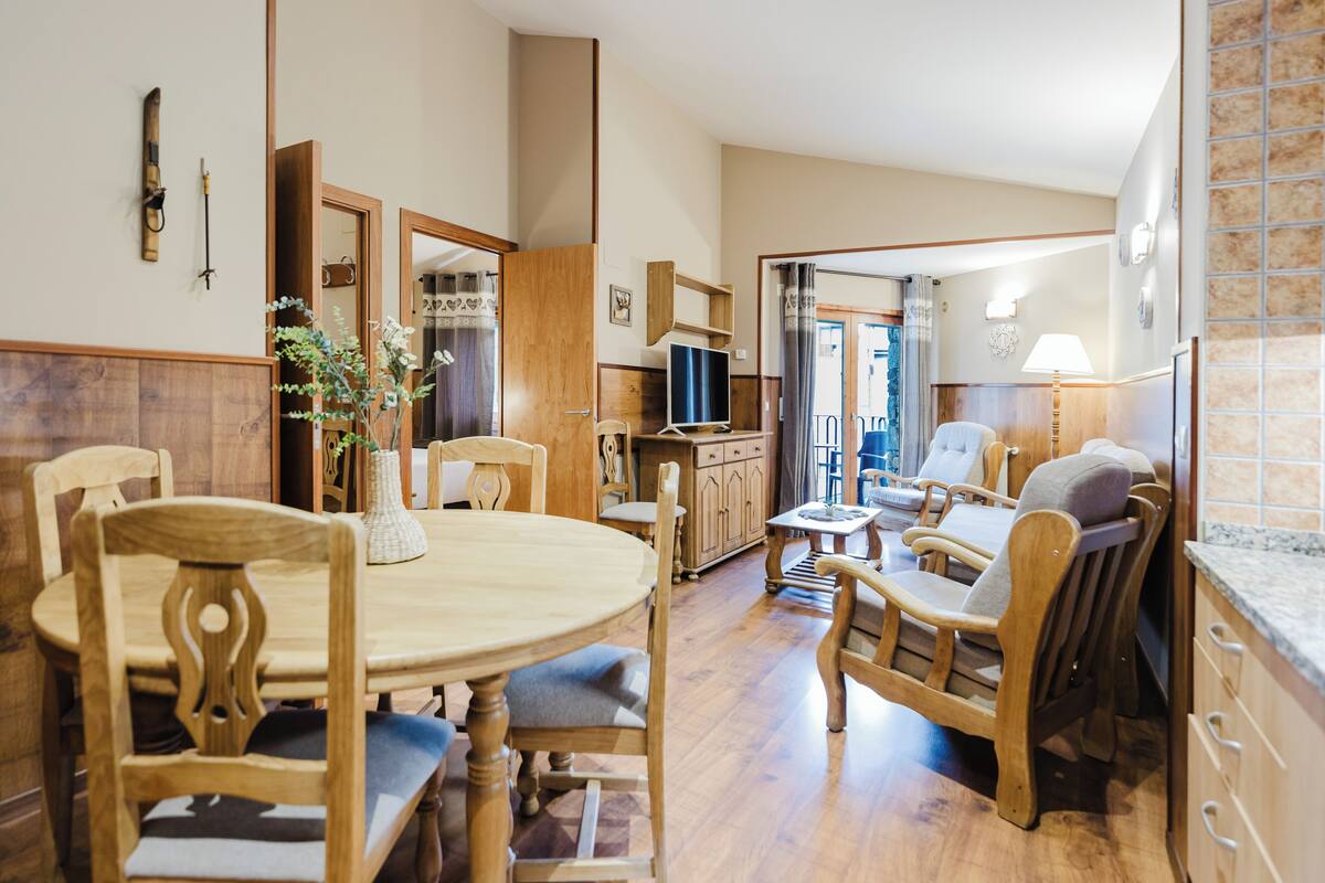 Appartement, 2 chambres, vue sur le jardin | Aire de séjour | Téléviseur connecté de 32 po avec télévision par satellite