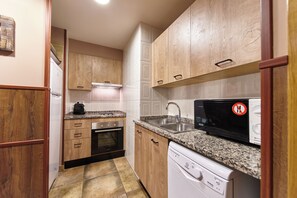 Superior appartement, 1 slaapkamer | Privékeuken | Een koelkast, een microgolfoven, een oven, een kookplaat