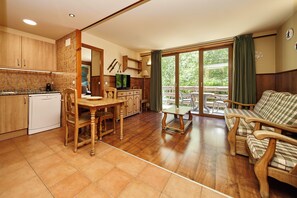 Deluxe appartement, 1 slaapkamer | Woonruimte | Een 32-inch smart-tv met satellietzenders