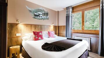 Family Apartment, 2 Bedrooms | 1 bedroom, down duvets, laptop workspace, blackout curtains