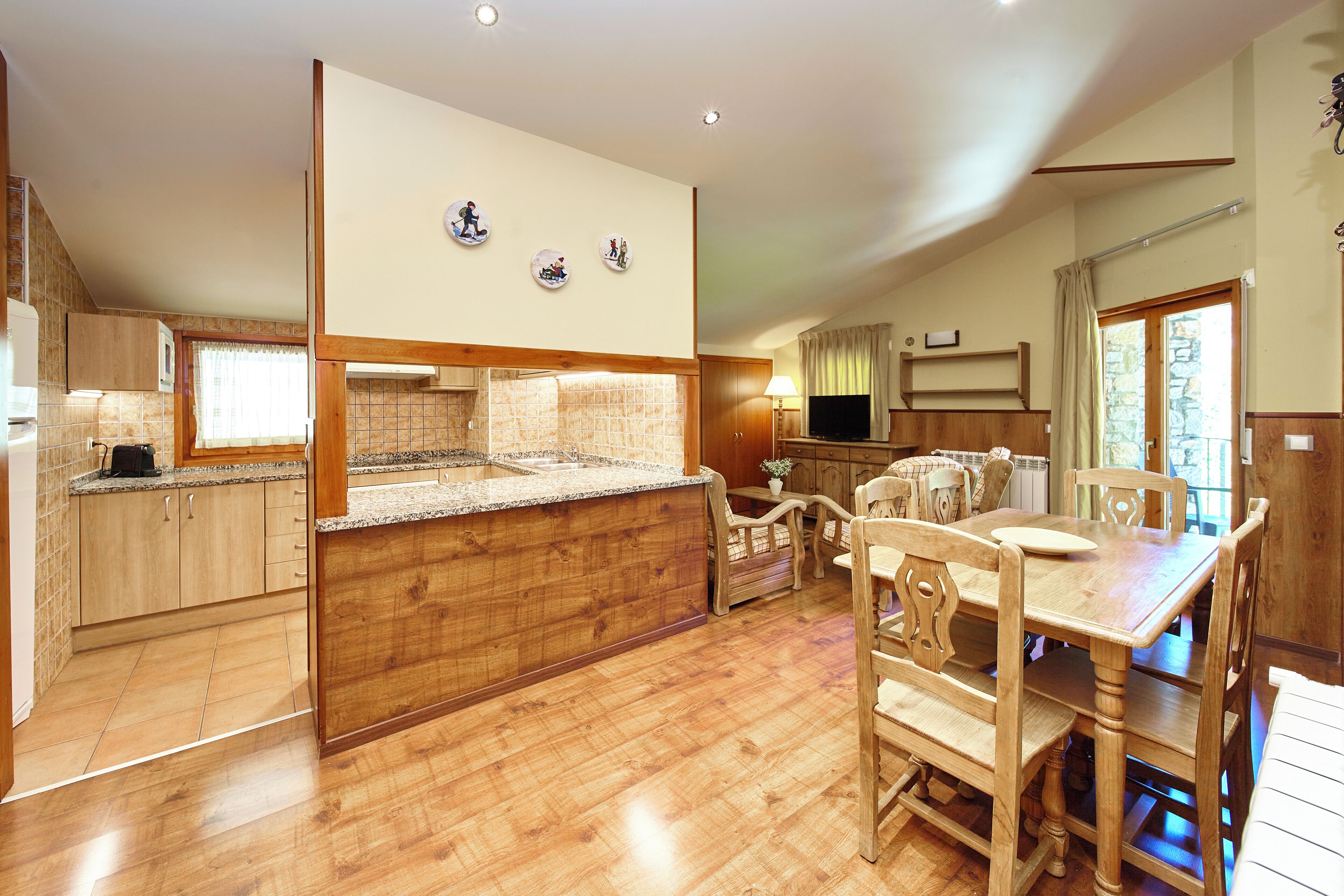 Apartamento, 2 habitaciones, vistas al río | Zona de estar | Smart TV de 32 pulgadas con canales por satélite