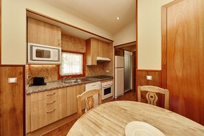 Apartment, 2 Bedrooms, Garden View | Private kitchen | Fridge, microwave, oven, stovetop - Apartaments La Neu (Llorts)