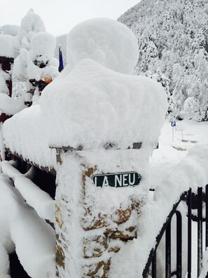 Un panneau de signalisation recouvert de neige portant l’inscription « LA NEU ».