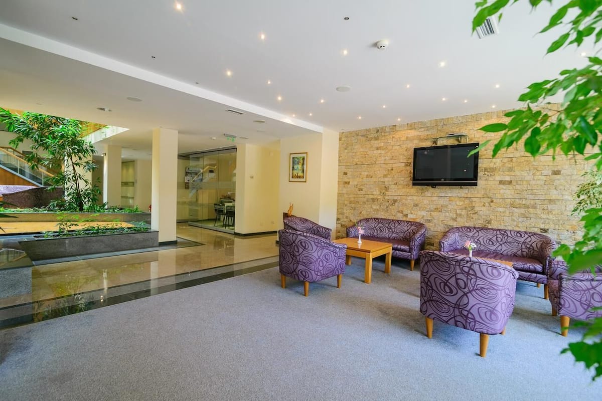 3 bars/lounges, poolside bar