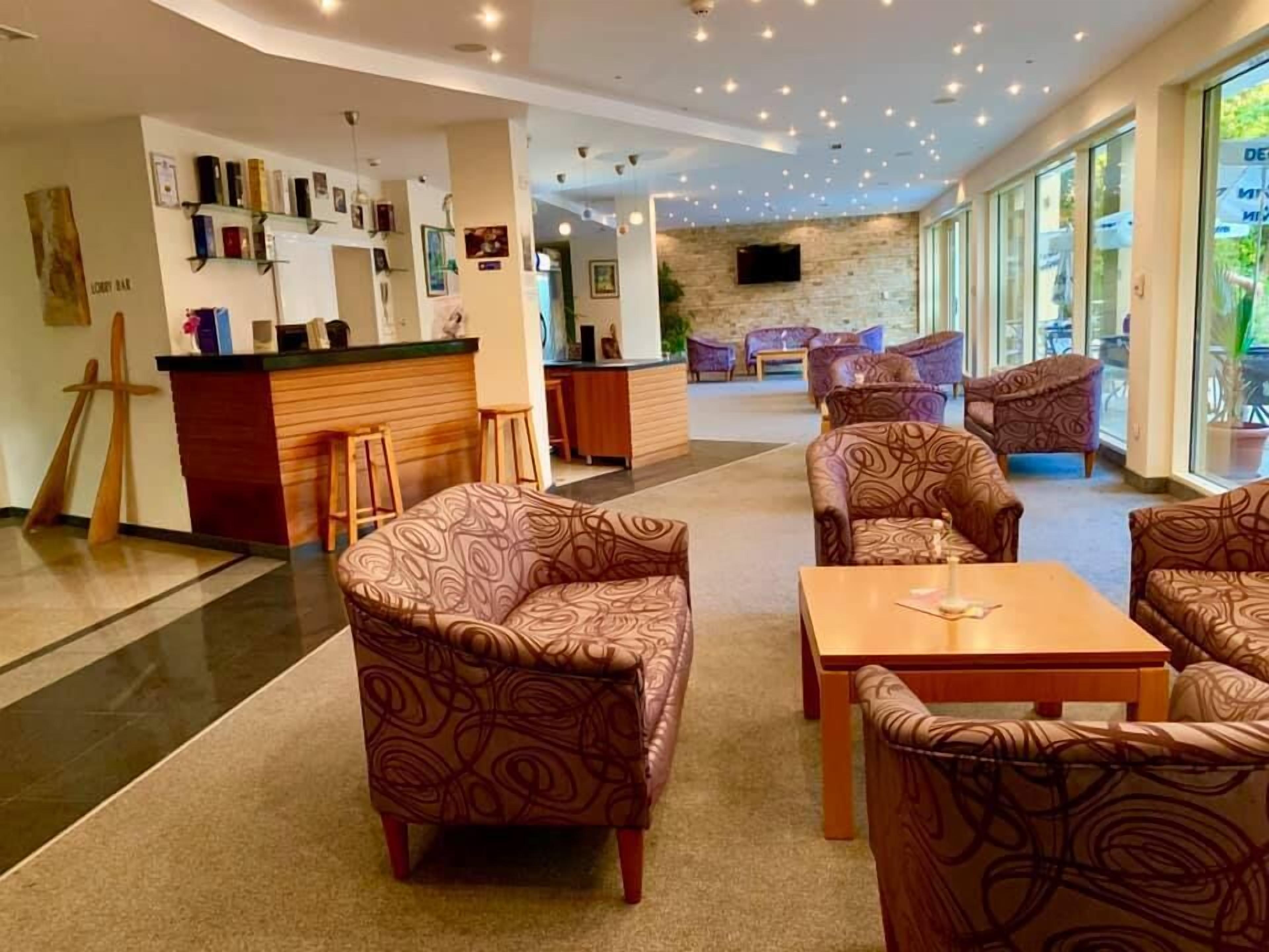 3 bars/lounges, poolside bar