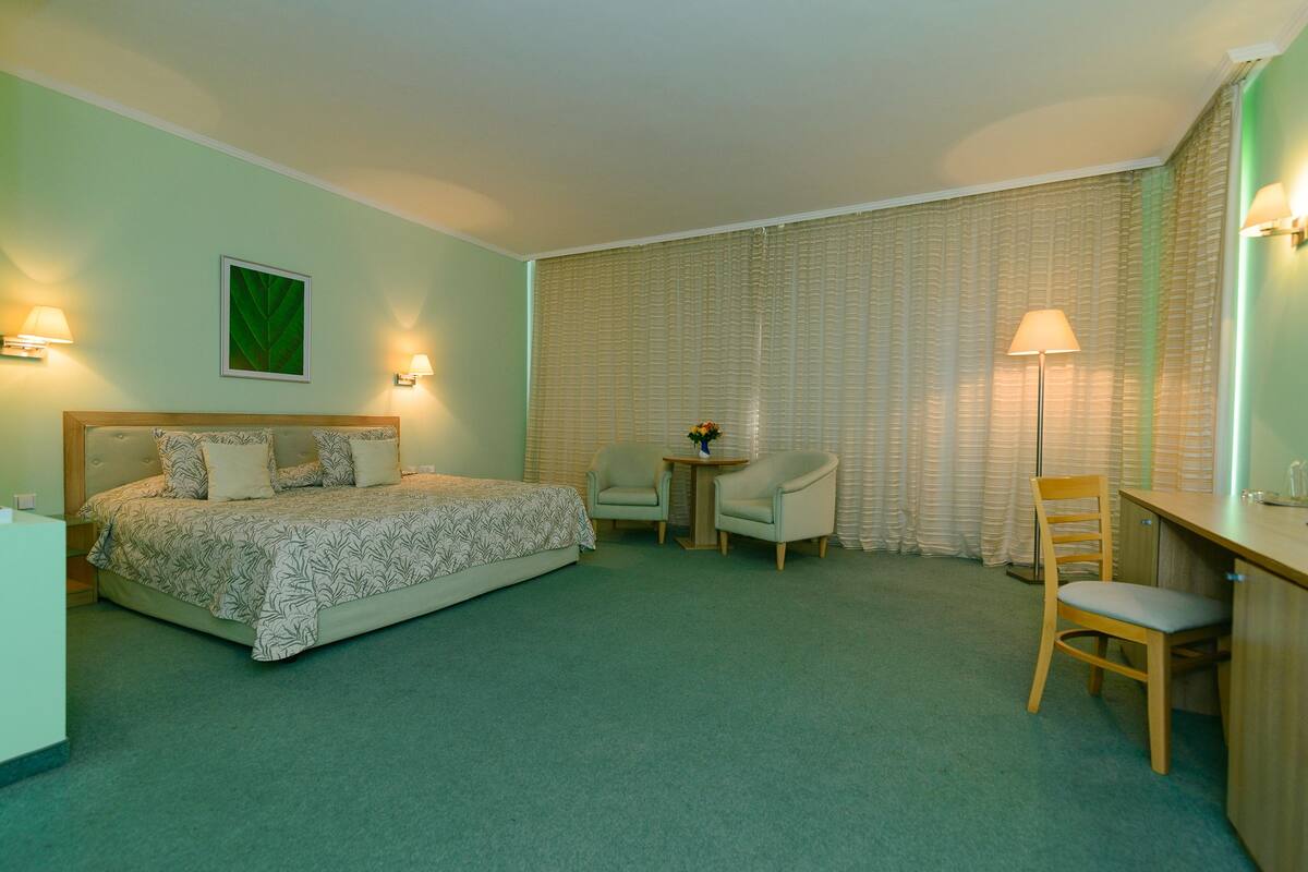 Minibar, in-room safe, desk, iron/ironing board (on request)
