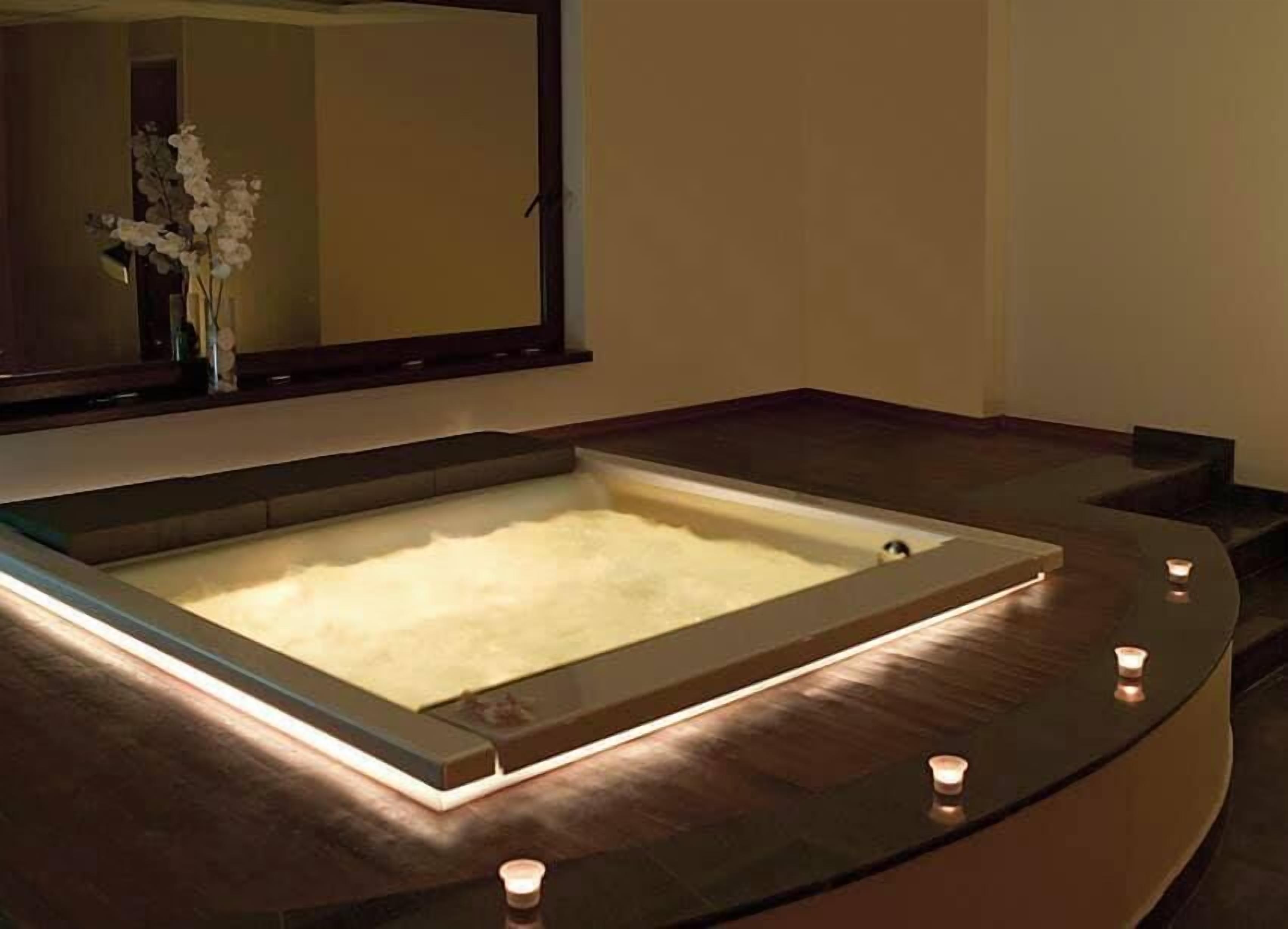 body treatments, hydrotherapy, aromatherapy, hot stone massages