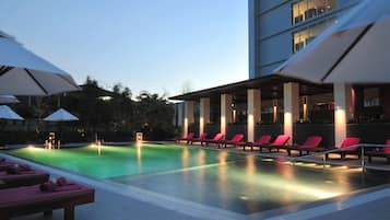 Outdoor pool, pool umbrellas, sun loungers
