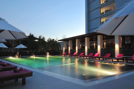 Outdoor pool, pool umbrellas, sun loungers