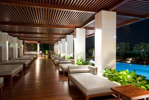 Piscine extérieure, parasols, chaises longues