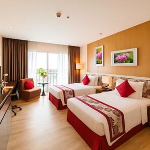 Deluxe Twin Room with Balcony | Een kluis op de kamer, een bureau, een laptopwerkplek