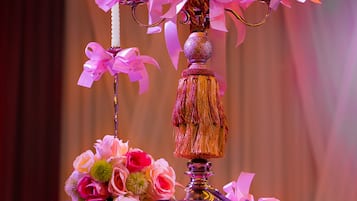 Una mesa con un candelabro, un ramo de flores y un mantel.