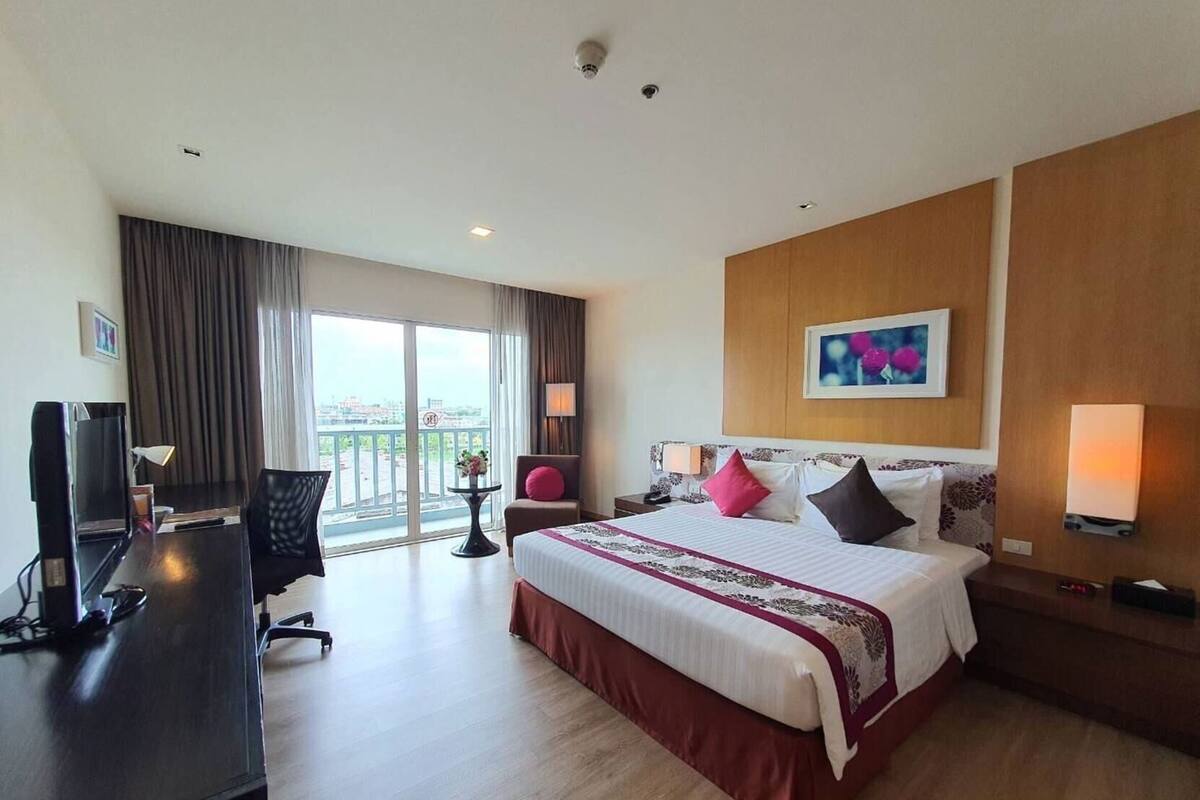 In-room safe, desk, laptop workspace, blackout drapes