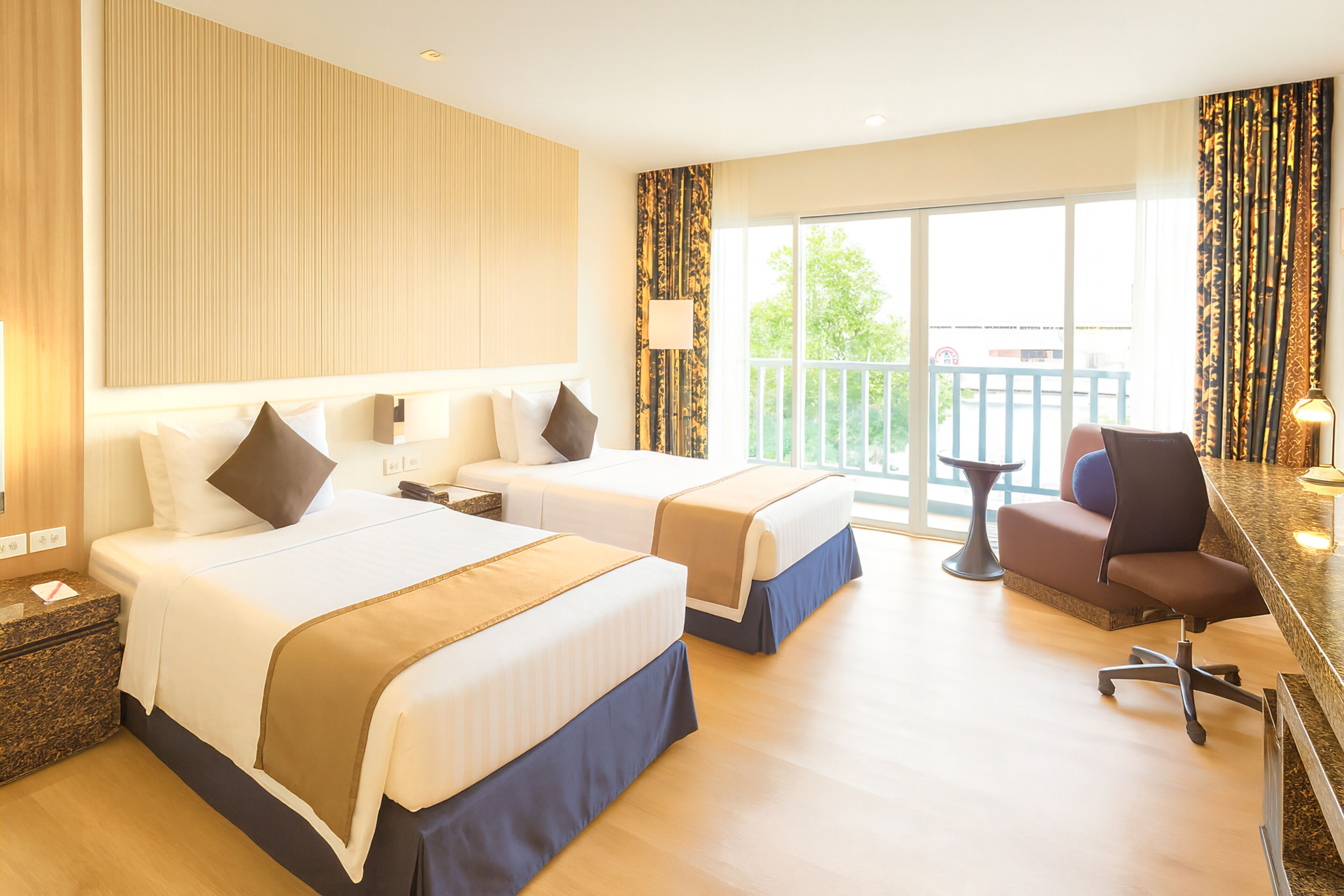 Deluxe Twin Room with Balcony | 객실 내 금고, 책상, 노트북 작업 공간, 암막 커튼