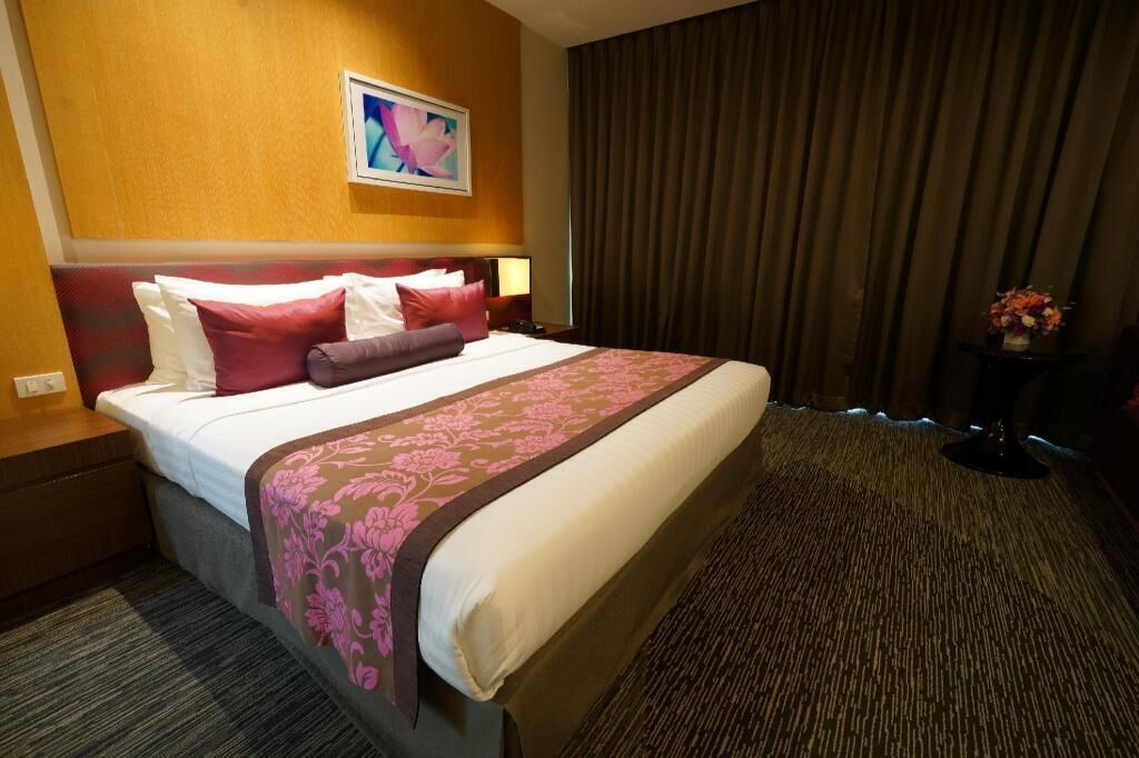 In-room safe, desk, laptop workspace, blackout drapes