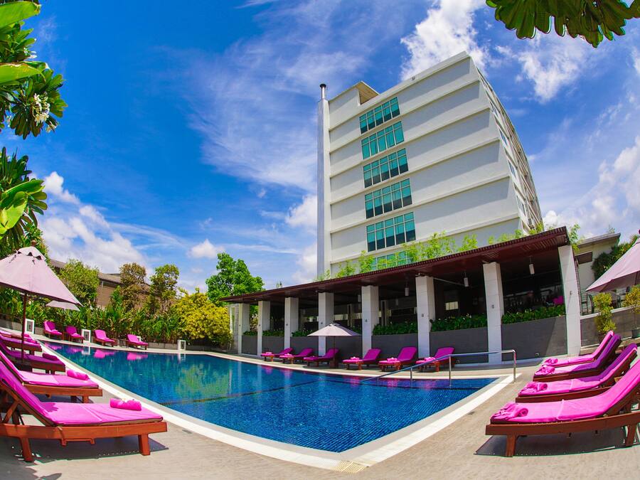 Outdoor pool, pool umbrellas, sun loungers