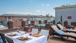 A rooftop terrace with dining tables, chairs, and a pool. - Klas Hotel Istanbul Old City (Istanbul)
