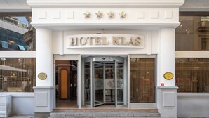 The entrance to HOTEL KLAS with a revolving door and a sign above. - Klas Hotel Istanbul Old City (Istanbul)