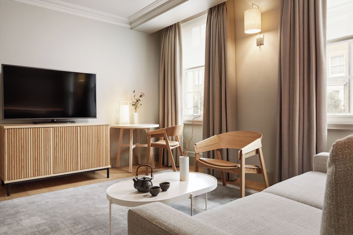 Hypo-allergenic bedding, minibar, in-room safe, desk