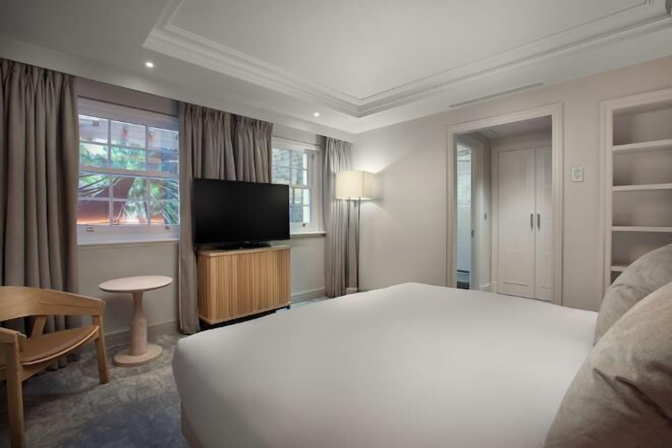 Hypo-allergenic bedding, minibar, in-room safe, desk