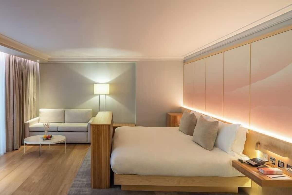 Allergitestade sängkläder, minibar och värdeförvaringsskåp på rummet