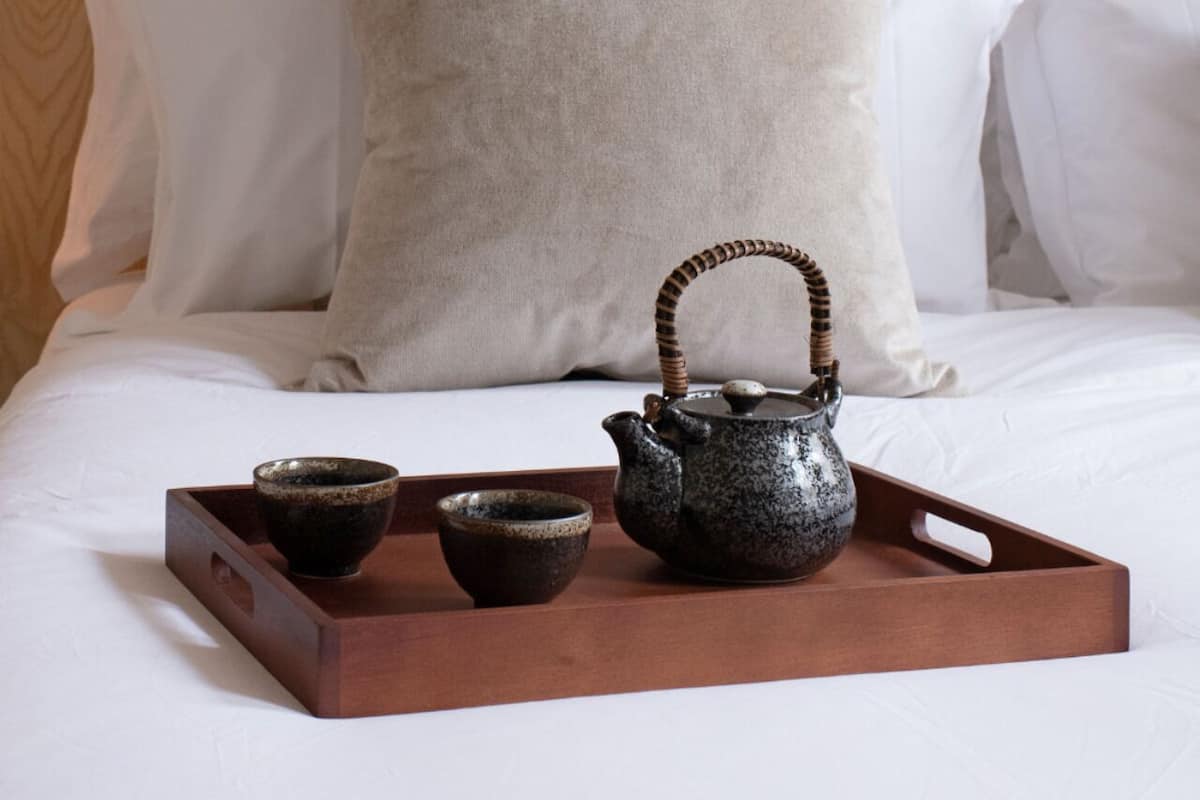Peralatan tempat tidur hipoalergenik, bar mini, peti besi dalam bilik